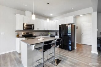 8319 174th Street Ct E in Puyallup, WA - Foto de edificio - Building Photo