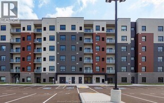 4785 Walker Rd in Windsor, ON - Building Photo