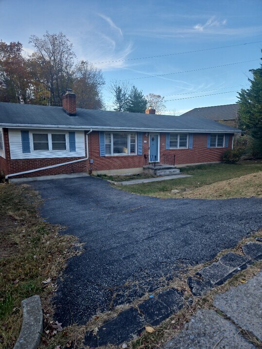 5104 Springlawn Ave in Cave Spring, VA - Foto de edificio