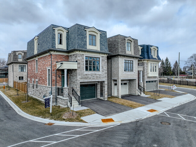 Royal Gala Cir in Mississauga, ON - Building Photo - Building Photo