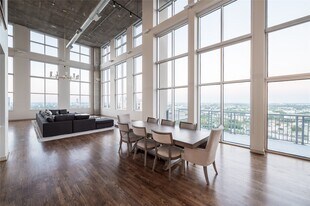 4899 Montrose Blvd in Houston, TX - Building Photo