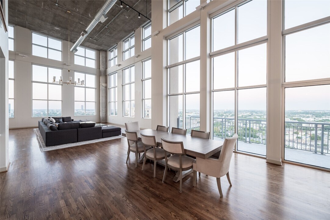 4899 Montrose Blvd in Houston, TX - Building Photo