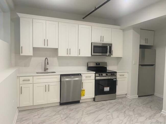 94 4th Ave in Bay Shore, NY - Building Photo - Building Photo