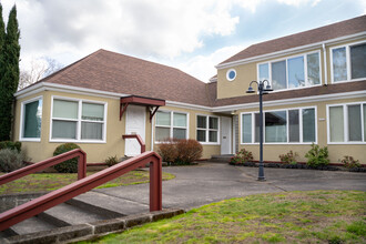 2438 NE Killingsworth St, Unit 7 in Portland, OR - Foto de edificio - Building Photo