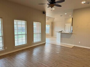 5037 Cy Young Dr in Wichita Falls, TX - Foto de edificio - Building Photo