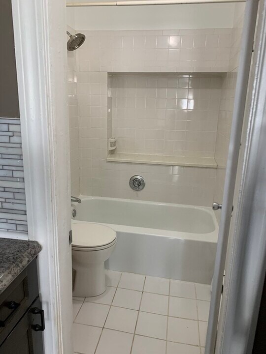 8 Greenwich St, Unit 3 in Boston, MA - Building Photo
