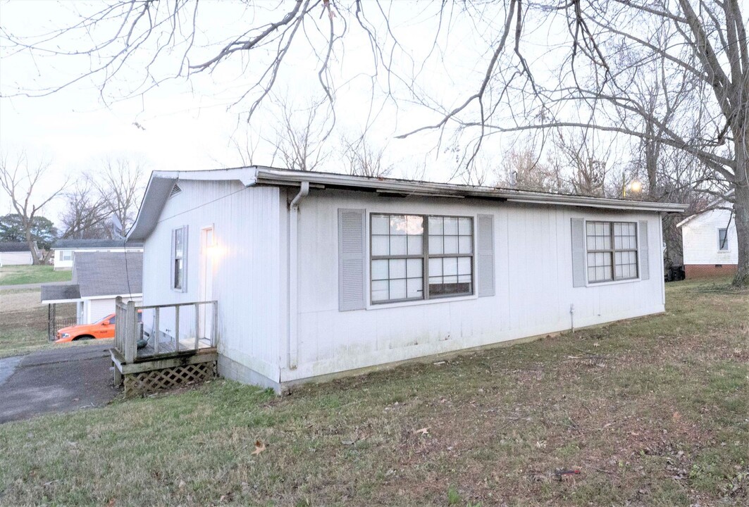 111 Carlton St in Martin, TN - Building Photo