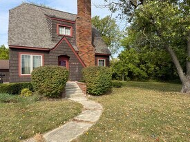 5268 Fenton Rd in Flint, MI - Building Photo