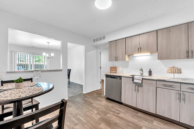 Edge At Farmington Hills - Farmington Hills, MI in Farmington Hills, MI - Foto de edificio - Building Photo