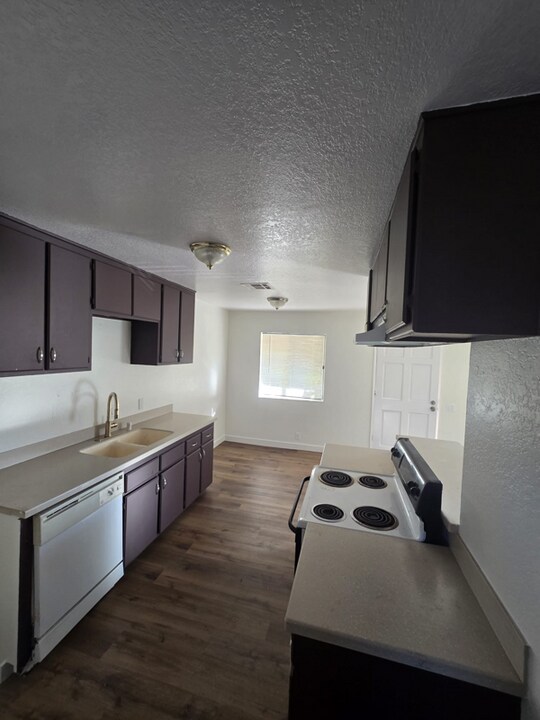 45121 Date Ave-Unit -D in Lancaster, CA - Building Photo
