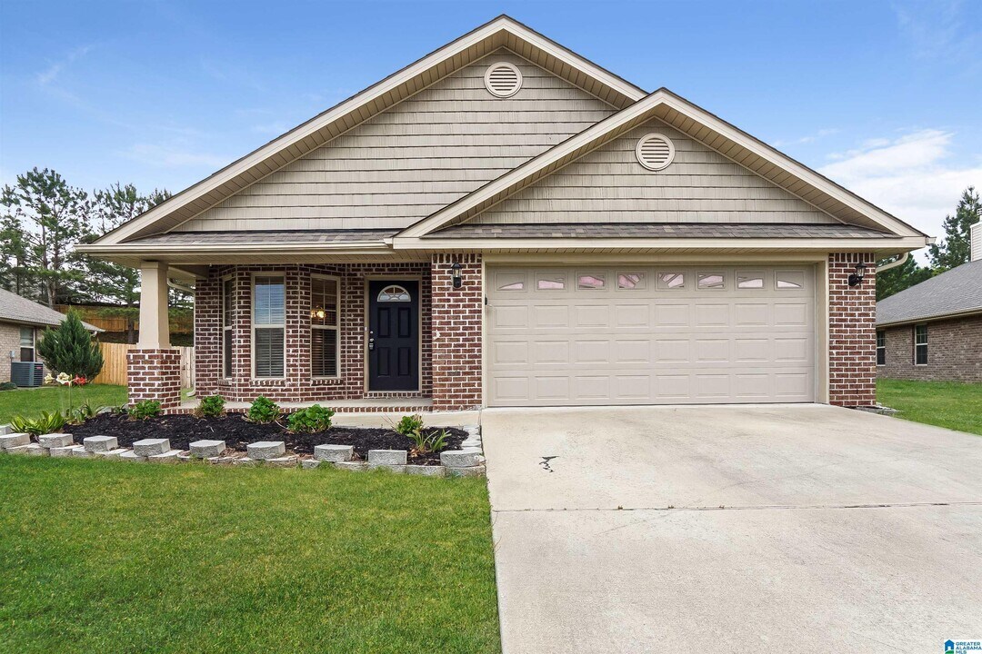 413 Marsh Cir in Calera, AL - Building Photo