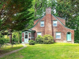 135 Tacoma Cir in Asheville, NC - Building Photo
