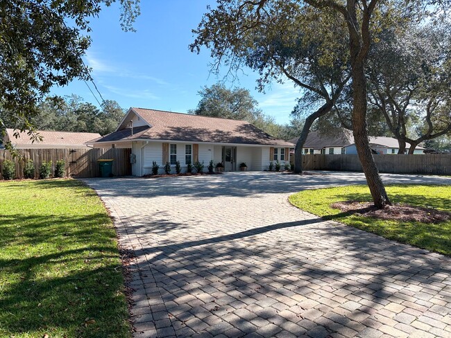 740 Bayou Dr in Destin, FL - Foto de edificio - Building Photo