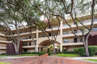 10401 W Broward Blvd in Plantation, FL - Building Photo - Building Photo