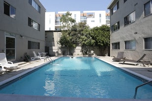 Hollywood Pointe Apartments in Los Angeles, CA - Building Photo