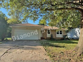 926 E Edgewood St in Springfield, MO - Building Photo