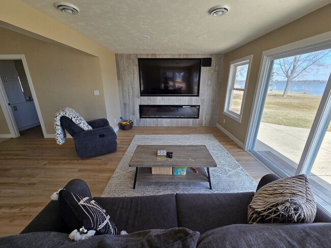 1693 W Butte Des Morts Beach Rd in Neenah, WI - Building Photo - Building Photo
