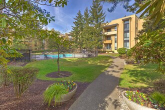 12 Central Square in Bellevue, WA - Building Photo - Building Photo