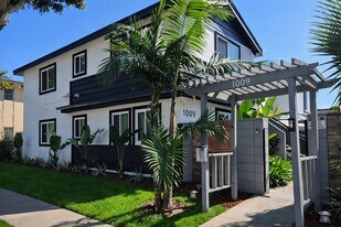 1009 Valencia St in Costa Mesa, CA - Building Photo