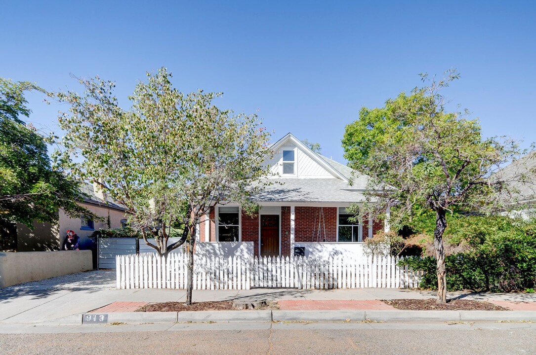 913 8th St NW in Albuquerque, NM - Building Photo