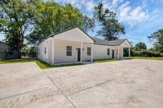 205 Charles St-Unit -B in Cleveland, TX - Building Photo - Building Photo