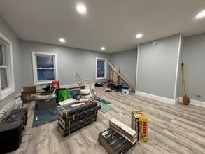 318 E 1st Ave, Unit 2 in Roselle, NJ - Foto de edificio - Building Photo