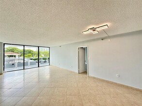 20505 E Country Club Dr in Aventura, FL - Building Photo - Building Photo