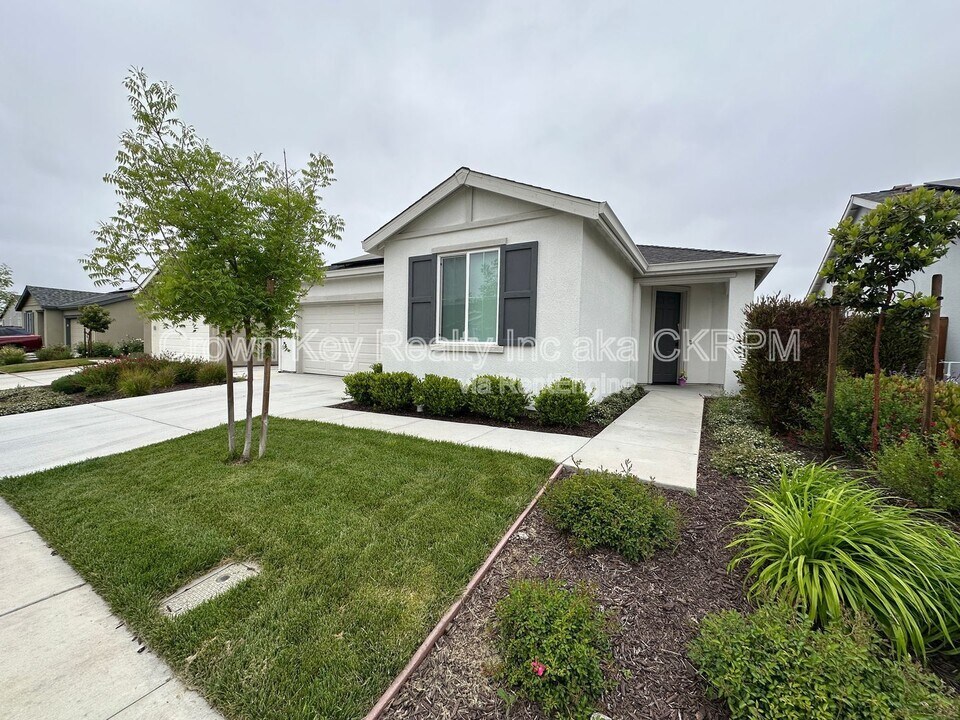 657 Heathridge St in Manteca, CA - Foto de edificio