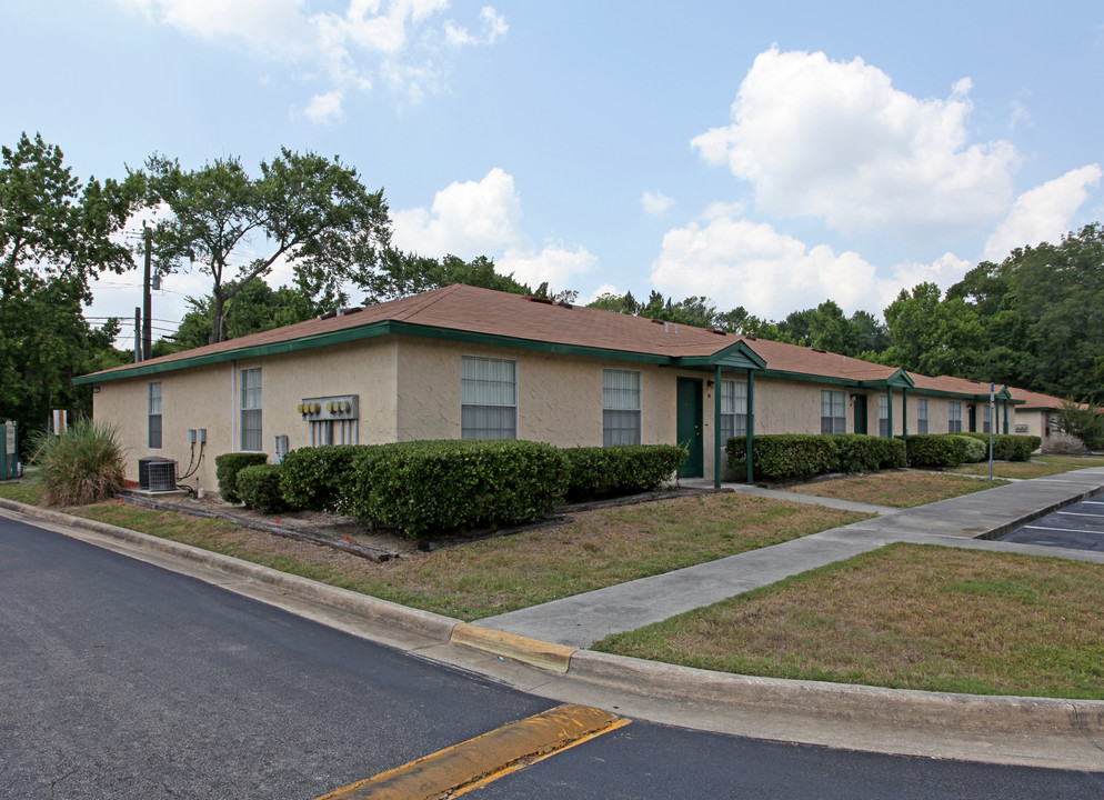 Holly Point Apartments in Holly Hill, FL - Foto de edificio