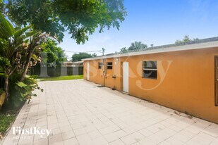 6321 SW 17th St in Pompano Beach, FL - Building Photo