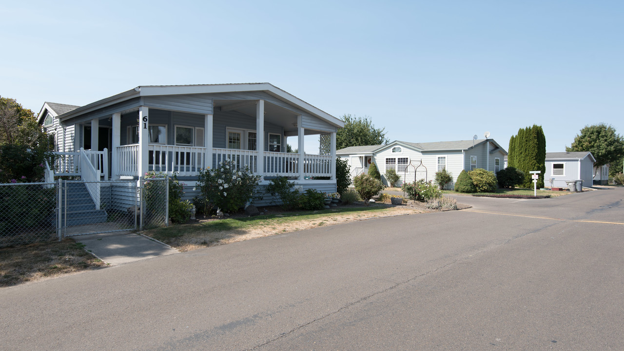 Lake Creek Ranch Manufactured in Tangent, OR - Building Photo