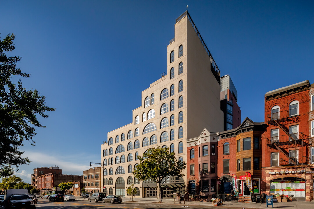 Luna in Brooklyn, NY - Foto de edificio