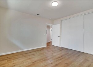 11720 Hamlin St in Los Angeles, CA - Foto de edificio - Building Photo