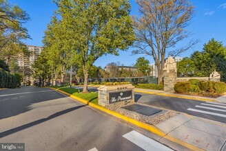 5225 Pooks Hill Rd in Bethesda, MD - Building Photo - Building Photo
