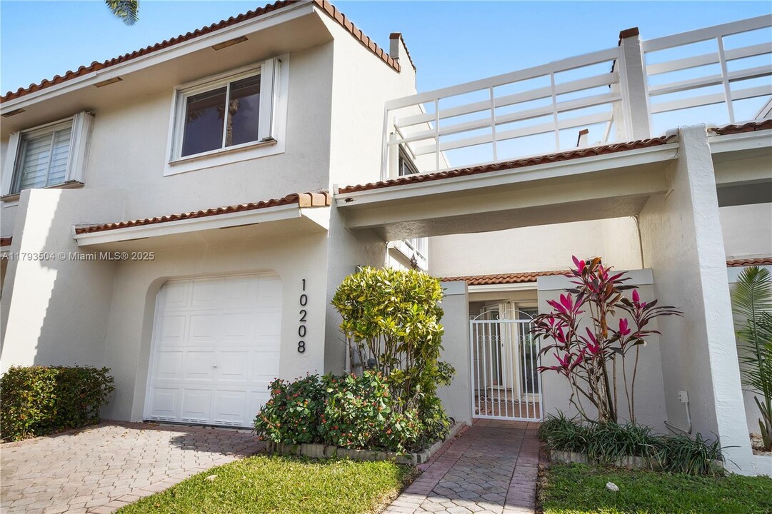 10208 NW 51st Terrace in Doral, FL - Building Photo