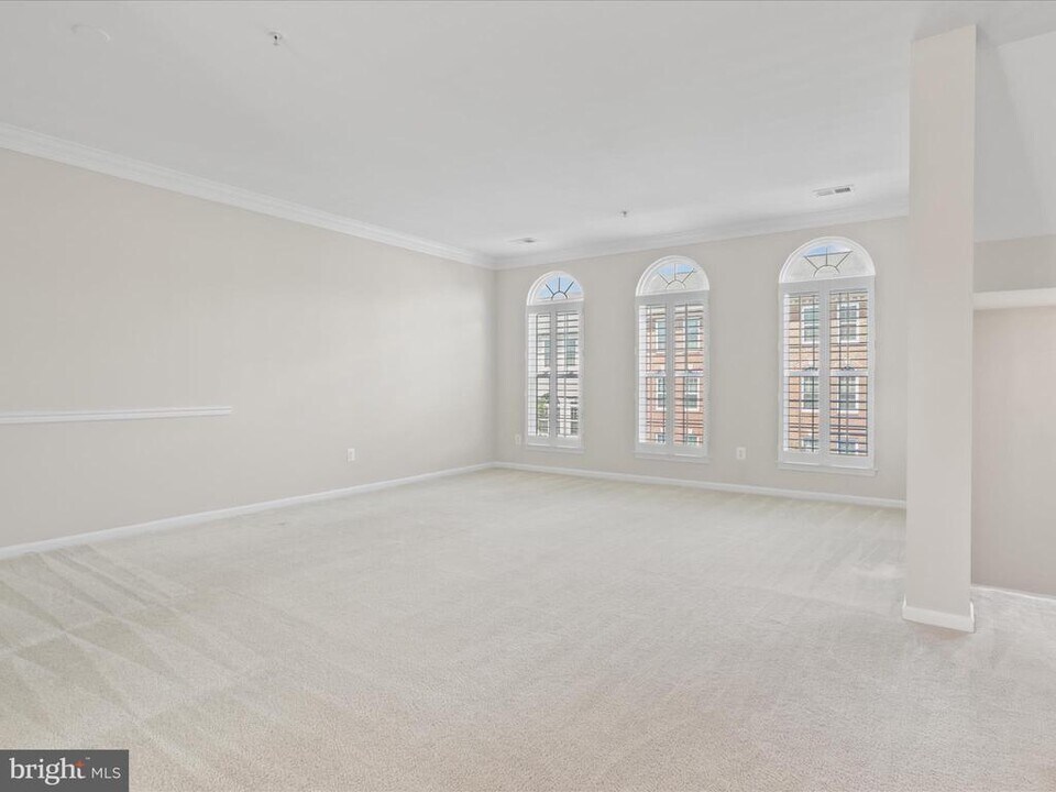 42282 Terrazzo Terrace in Aldie, VA - Building Photo