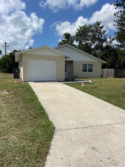 5542 41st St E in Bradenton, FL - Building Photo