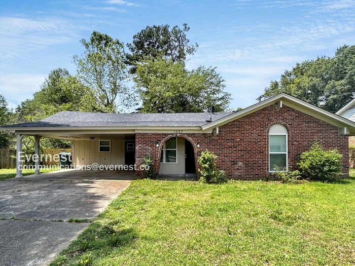 1233 Claiborne Dr in Southaven, MS - Foto de edificio