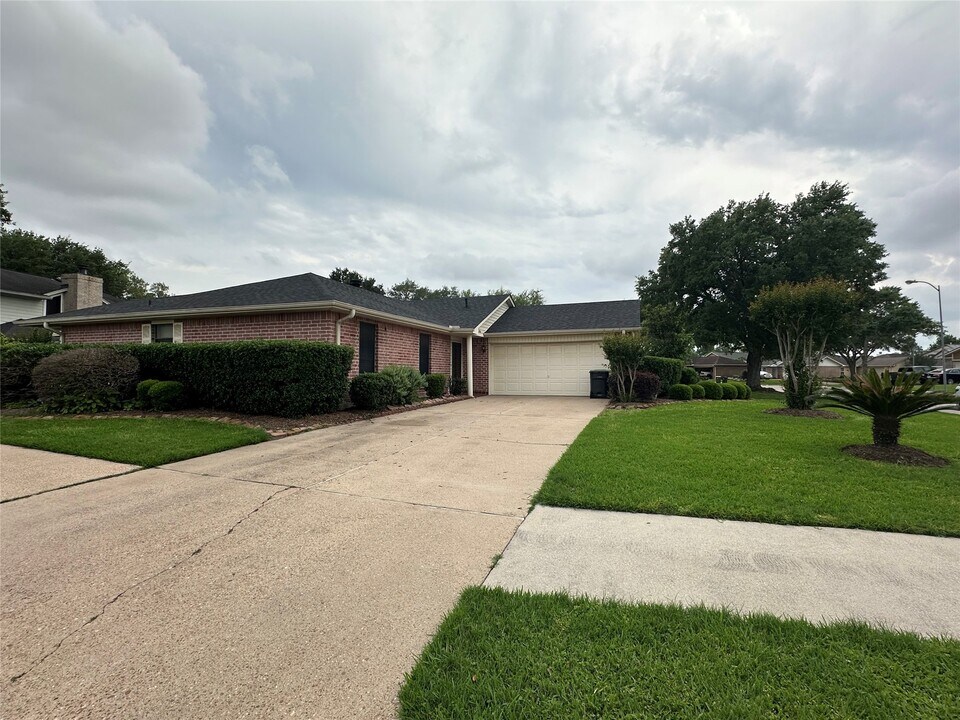 2934 Poplar Creek Ln in Pearland, TX - Building Photo