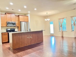 240 Britt Dr in Lawrenceville, GA - Foto de edificio - Building Photo