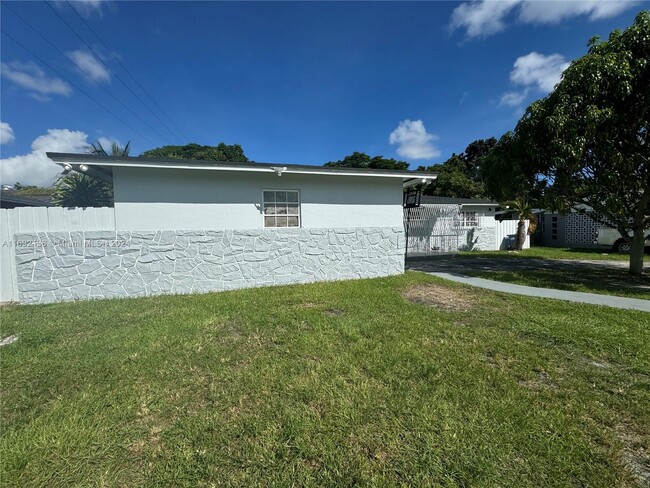 20011 SW 111th Ave in Cutler Bay, FL - Foto de edificio - Building Photo