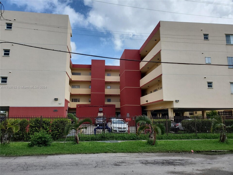 1627 NW 18th St in Miami, FL - Building Photo