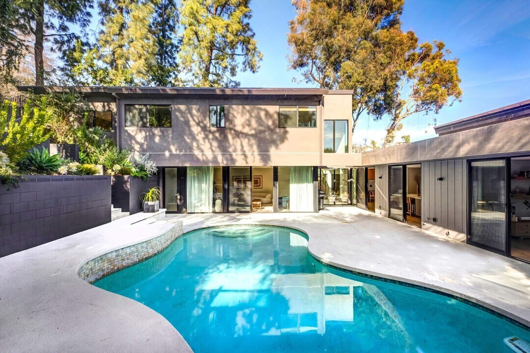 1933 Redcliff St in Los Angeles, CA - Building Photo