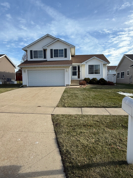 3245 Penny Ln in Marion, IA - Building Photo