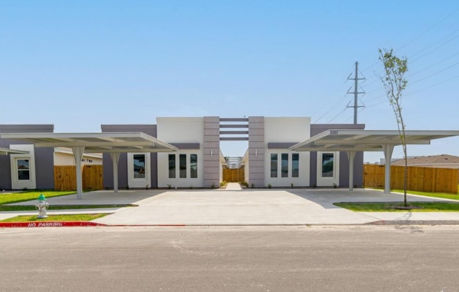 5202 N Crown Pt, Unit 3 in Pharr, TX - Building Photo
