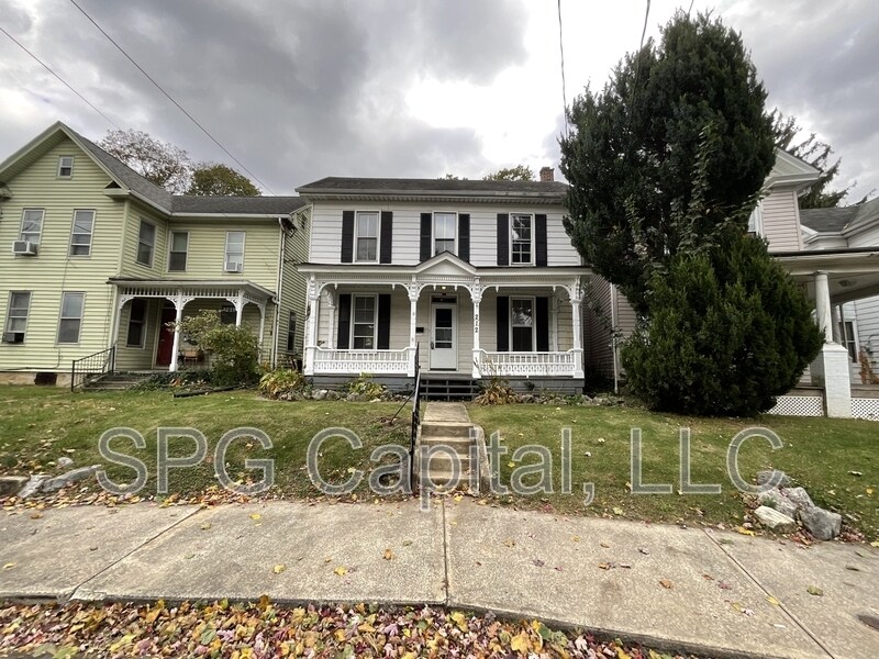 212 E Orange St in Shippensburg, PA - Building Photo
