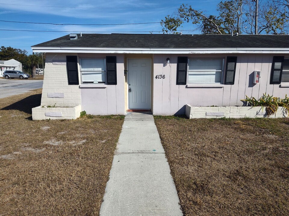 4136 Shoreline Dr in New Port Richey, FL - Building Photo