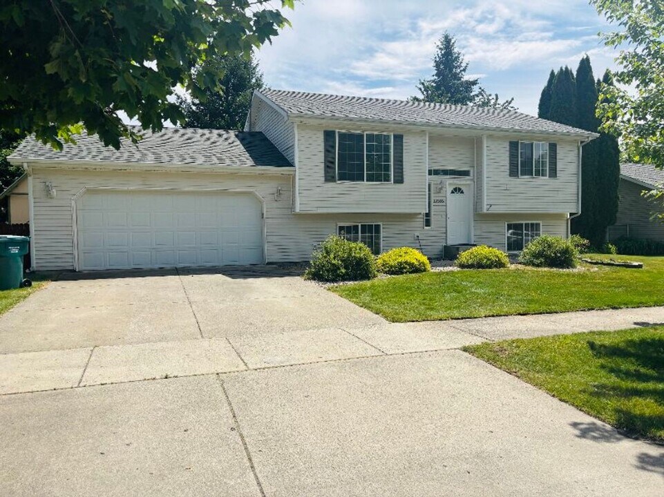 10558 N Crimson Dr in Hayden, ID - Building Photo