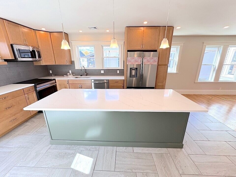 14 White St in Arlington, MA - Building Photo