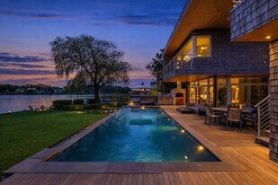 54 Bay View Dr E in Sag Harbor, NY - Building Photo